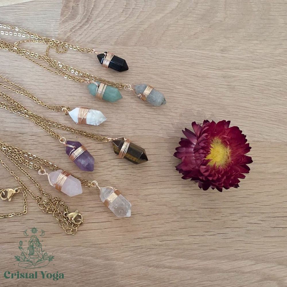 Collier doré avec pointe en pierre