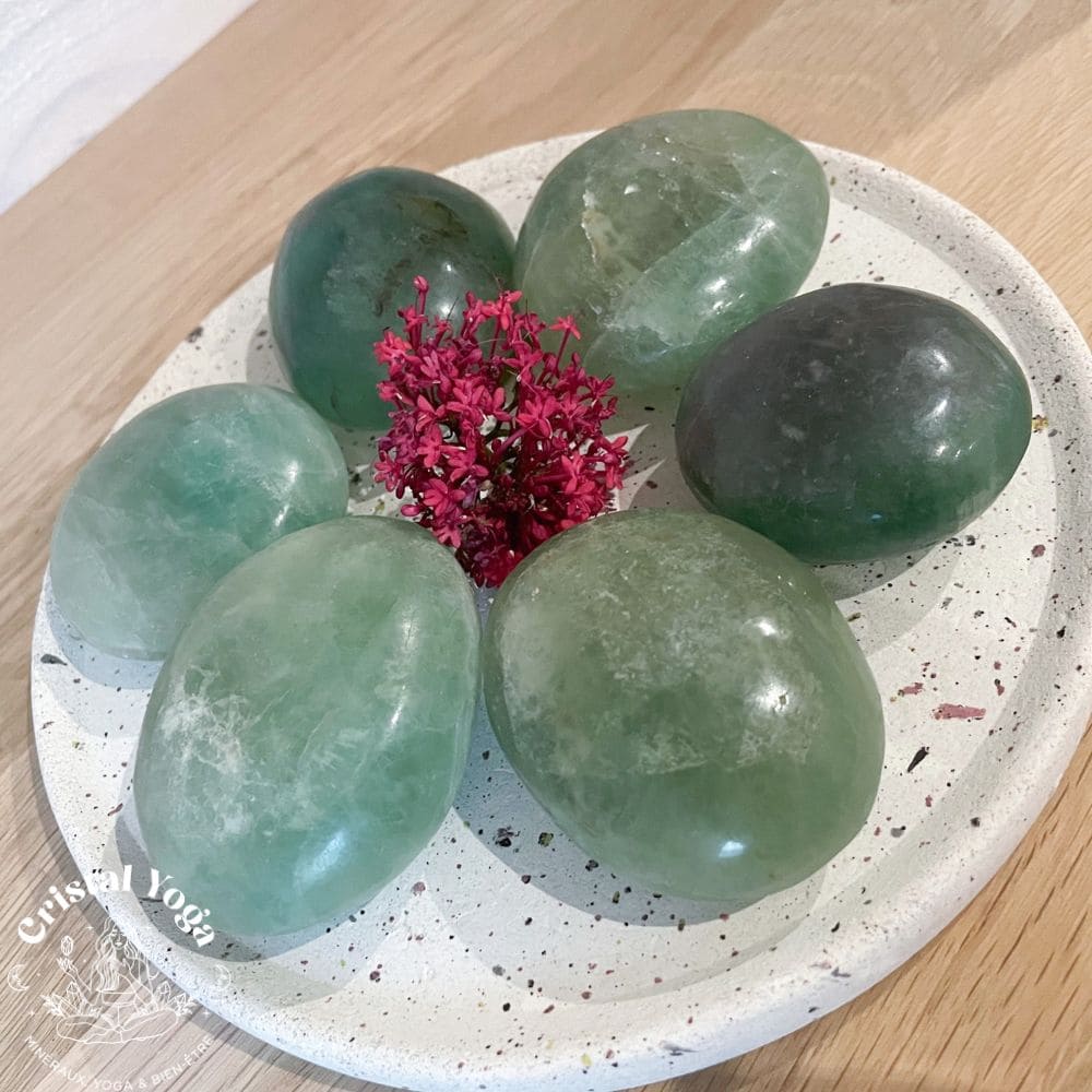 Galet en fluorite verte