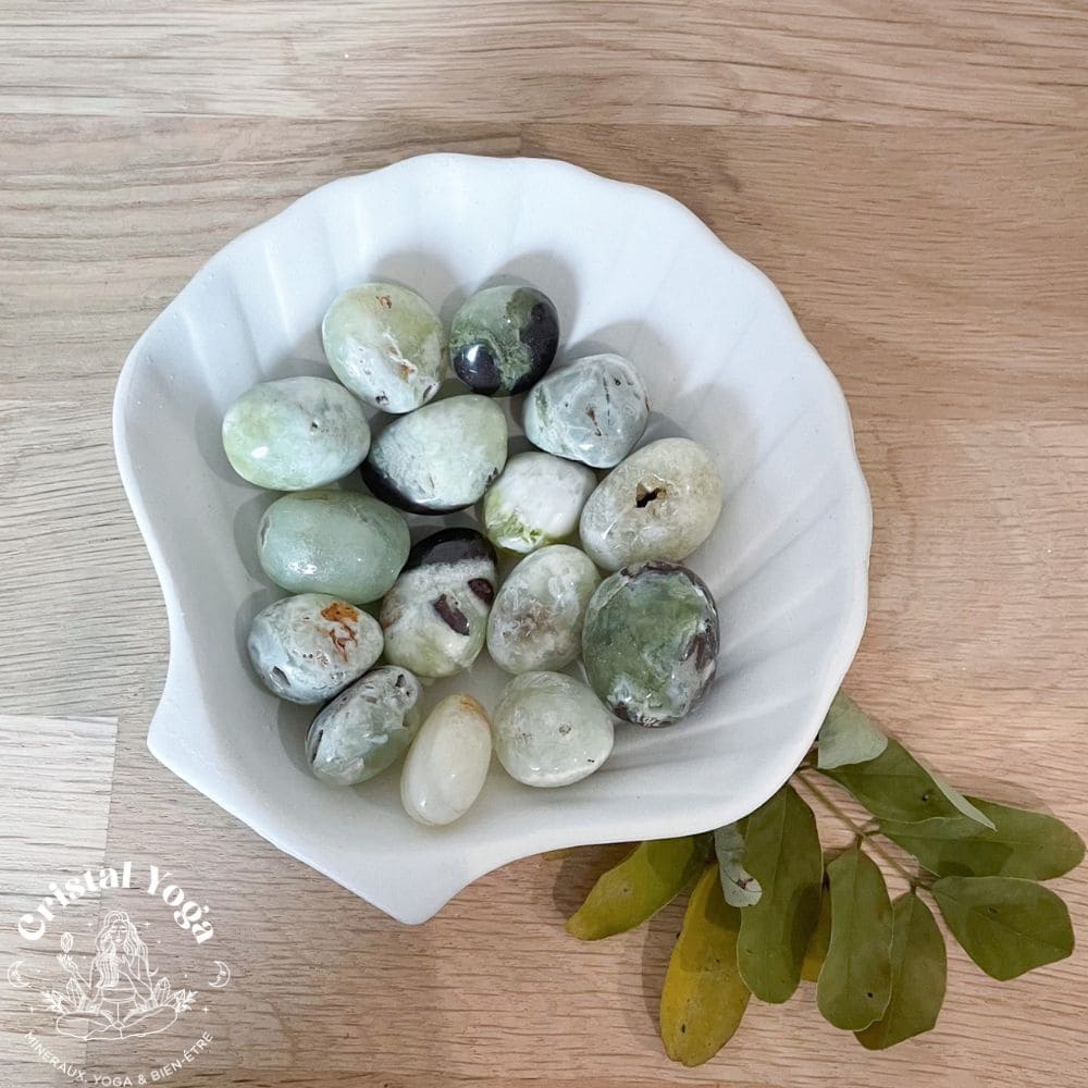 Pierre roulée en jade jaune avec cavité naturelle