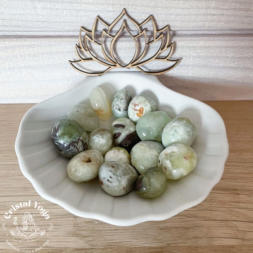 Pierre roulée jade jaune avec cavité naturelle